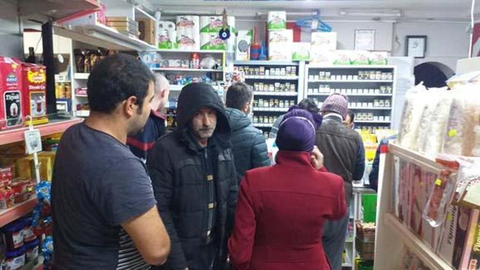 Yasağı duyan vatandaşlar market ve fırınların önüne akın etti