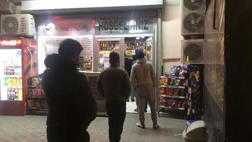 Yasağı duyan vatandaşlar market ve fırınların önüne akın etti