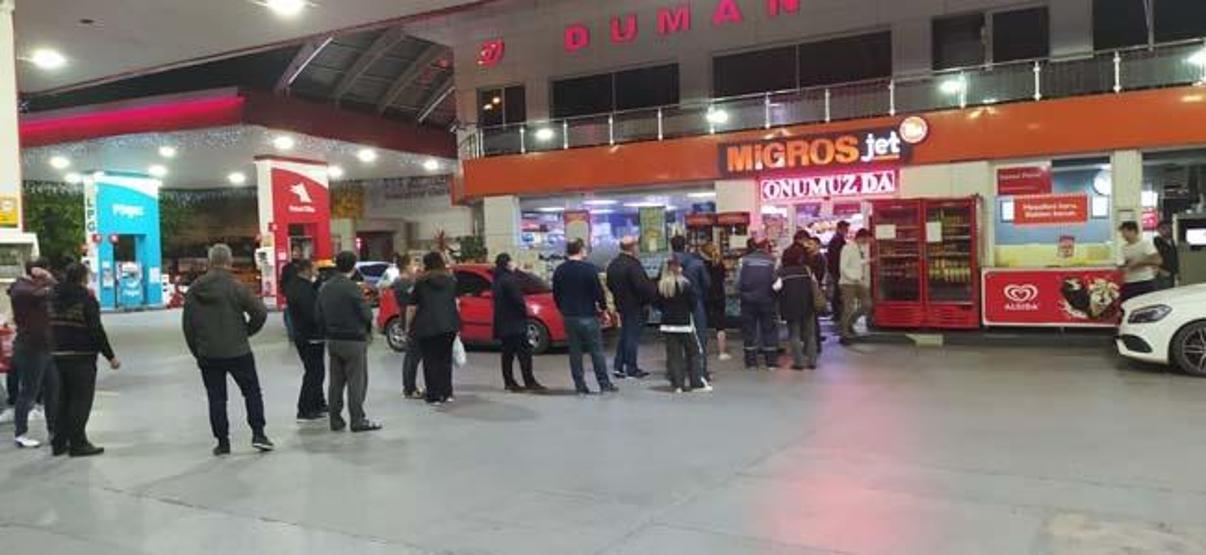 Yasağı duyan vatandaşlar market ve fırınların önüne akın etti