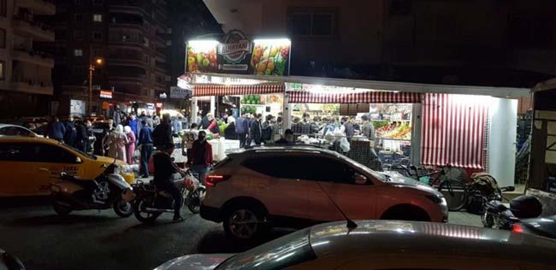 Yasağı duyan vatandaşlar market ve fırınların önüne akın etti