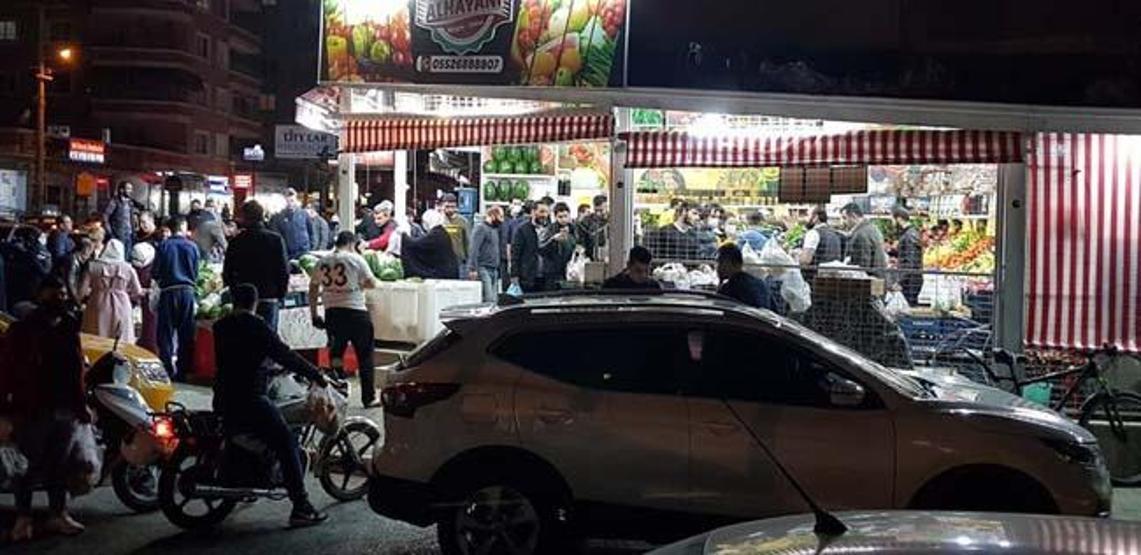 Yasağı duyan vatandaşlar market ve fırınların önüne akın etti