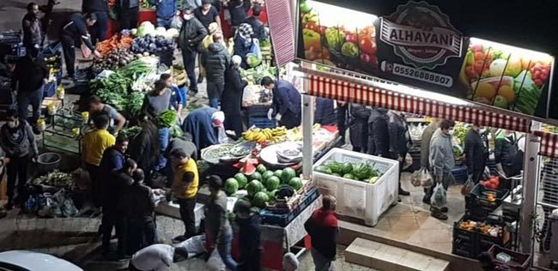 Yasağı duyan vatandaşlar market ve fırınların önüne akın etti