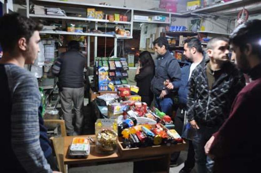 Yasağı duyan vatandaşlar market ve fırınların önüne akın etti