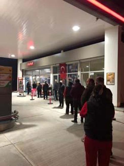 Yasağı duyan vatandaşlar market ve fırınların önüne akın etti