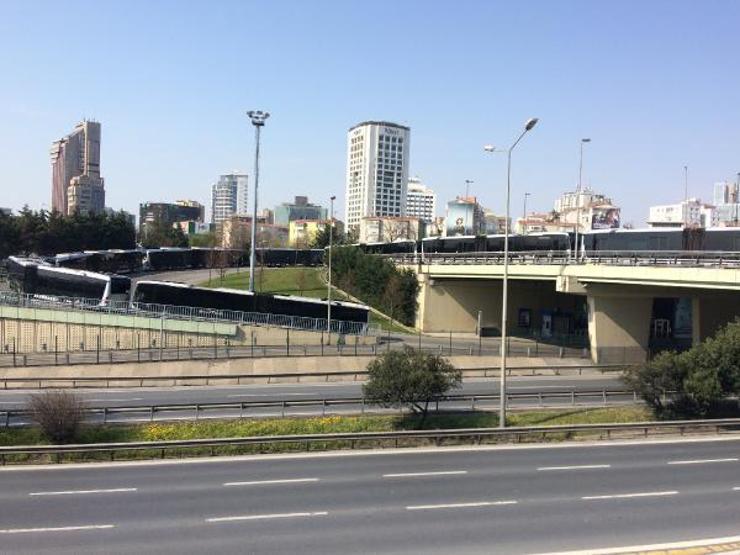 Metrobüs seferleri durdu