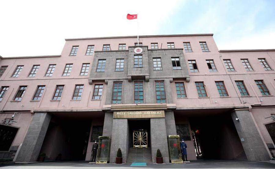 Karargahlardaki sembol saygı nöbetçileri de artık maskeli