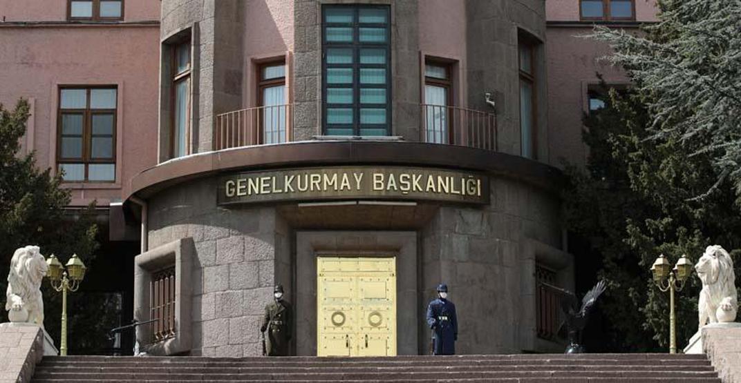 Karargahlardaki sembol saygı nöbetçileri de artık maskeli