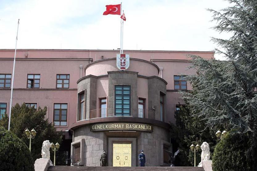 Karargahlardaki sembol saygı nöbetçileri de artık maskeli