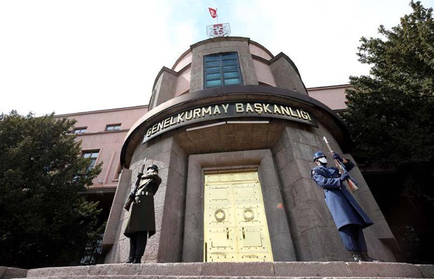 Karargahlardaki sembol saygı nöbetçileri de artık maskeli