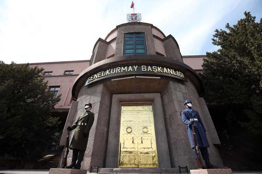 Karargahlardaki sembol saygı nöbetçileri de artık maskeli