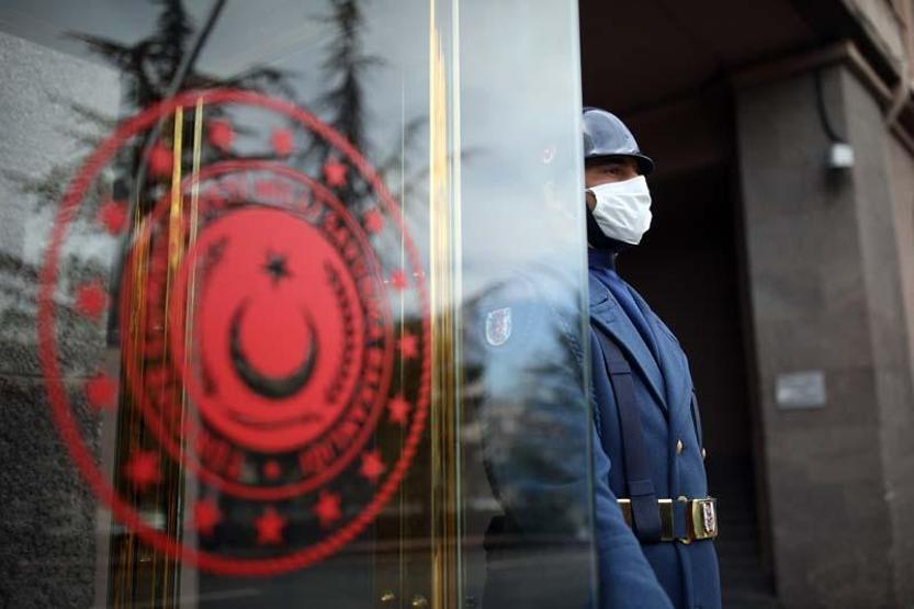 Karargahlardaki sembol saygı nöbetçileri de artık maskeli
