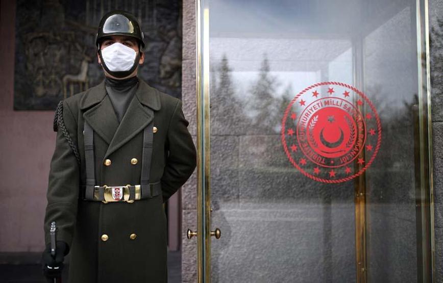 Karargahlardaki sembol saygı nöbetçileri de artık maskeli