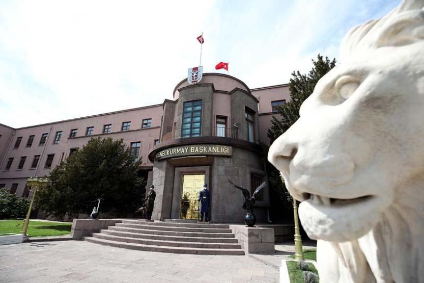 Karargahlardaki sembol saygı nöbetçileri de artık maskeli