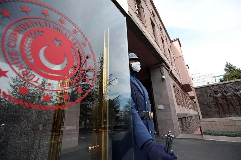 Karargahlardaki sembol saygı nöbetçileri de artık maskeli