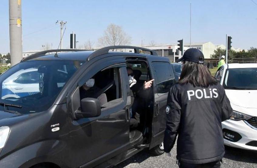 Jandarma ara yolları toprakla kapattı