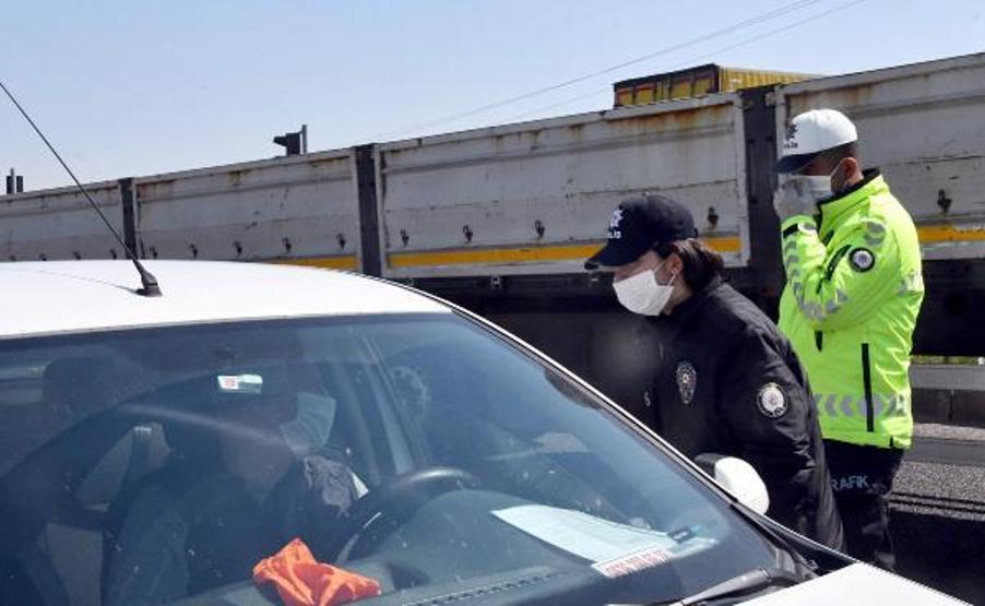 Jandarma ara yolları toprakla kapattı