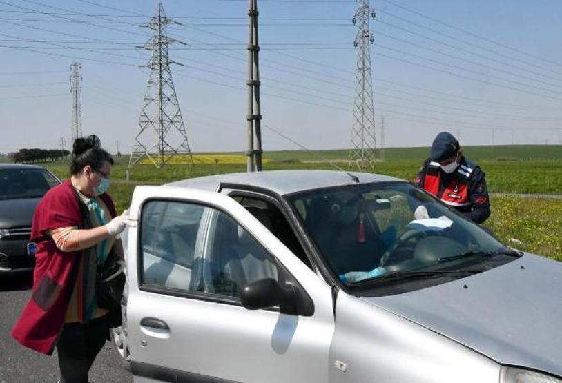 Jandarma ara yolları toprakla kapattı