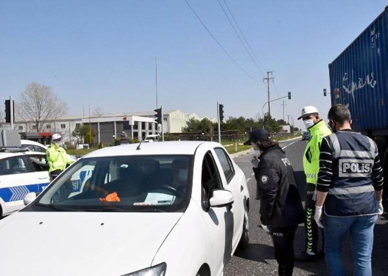 Jandarma ara yolları toprakla kapattı