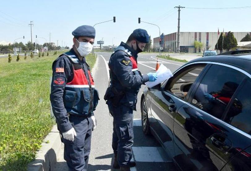 Jandarma ara yolları toprakla kapattı