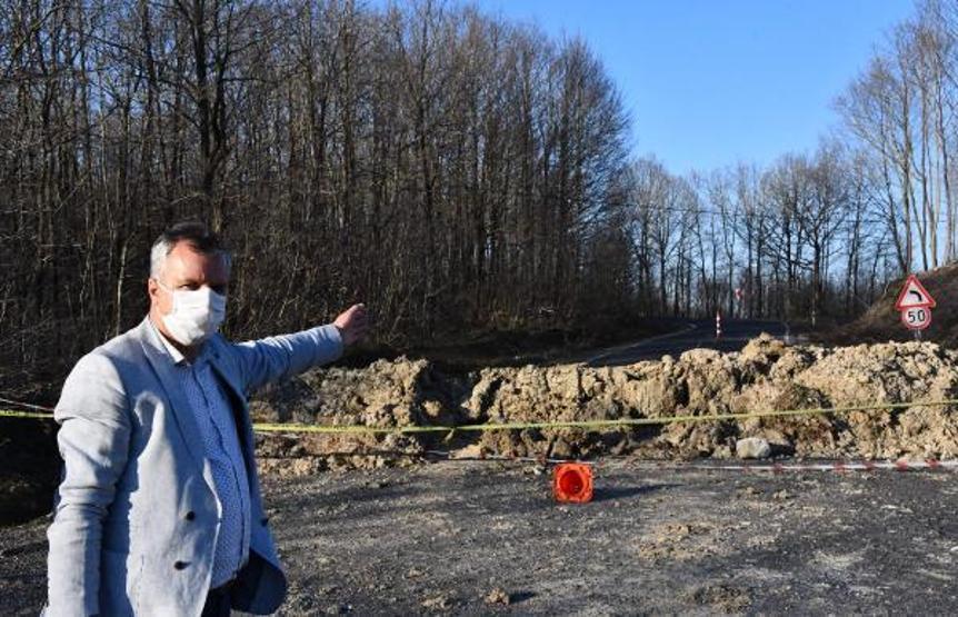 Jandarma ara yolları toprakla kapattı