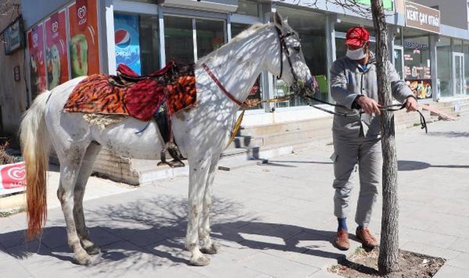 Cirit sporcusu, toplu taşıma yerine atını kullanıyor