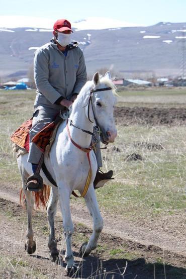 Cirit sporcusu, toplu taşıma yerine atını kullanıyor