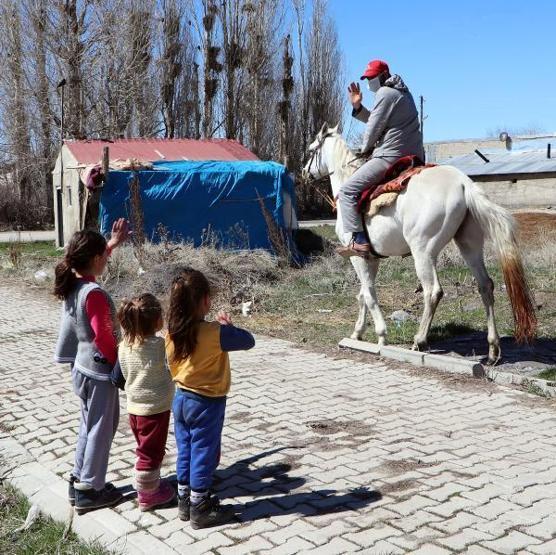 Cirit sporcusu, toplu taşıma yerine atını kullanıyor