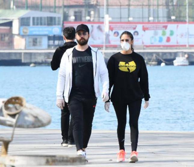 Alp Navruz yeni sevgilisiyle görüntülendi