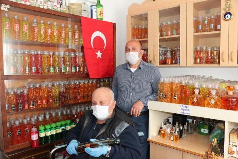 50 yılda biriktirdiği 3 bin şişe kolonyayı dağıtıyor