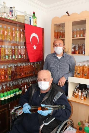50 yılda biriktirdiği 3 bin şişe kolonyayı dağıtıyor