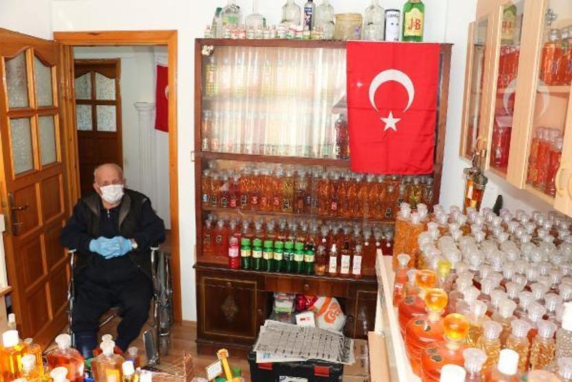 50 yılda biriktirdiği 3 bin şişe kolonyayı dağıtıyor