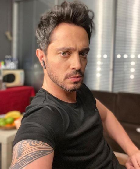 Murat Boz Instagramda kaslarını sergiledi