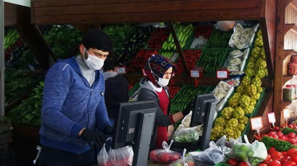 Müşterilerin siparişlerini not kağıtları ile topluyor