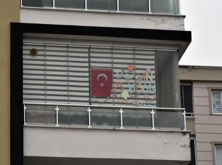 Pencereler 23 Nisan coşkusu için süslendi