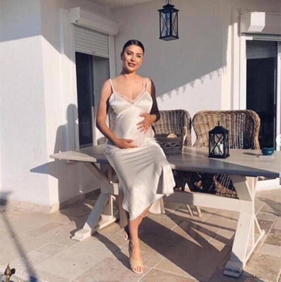 Ebru Şancı Öztürkten karnı burnunda ilk poz