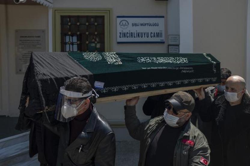 Bülent Ersoy’un acı günü Annesini son yolculuğuna uğurladı
