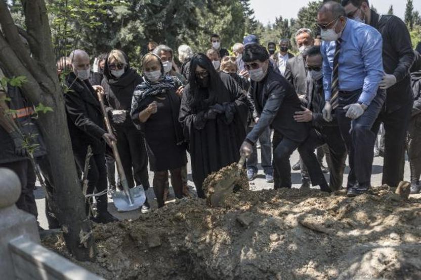 Bülent Ersoy’un acı günü Annesini son yolculuğuna uğurladı