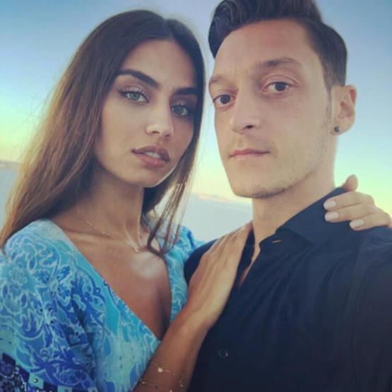 Mesut Özilden eşi Amine Gülşeye: İyi ki doğdun hayatımın aşkı