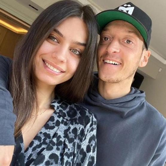 Mesut Özilden eşi Amine Gülşeye: İyi ki doğdun hayatımın aşkı