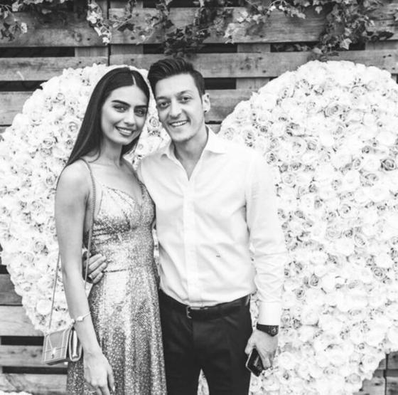 Mesut Özilden eşi Amine Gülşeye: İyi ki doğdun hayatımın aşkı