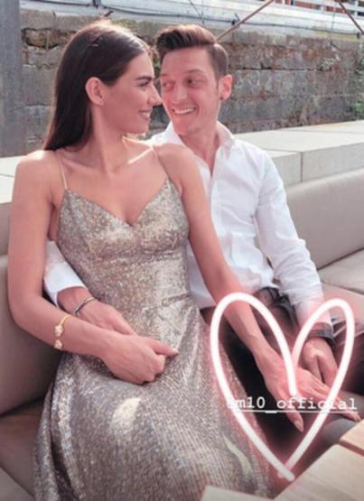 Mesut Özilden eşi Amine Gülşeye: İyi ki doğdun hayatımın aşkı