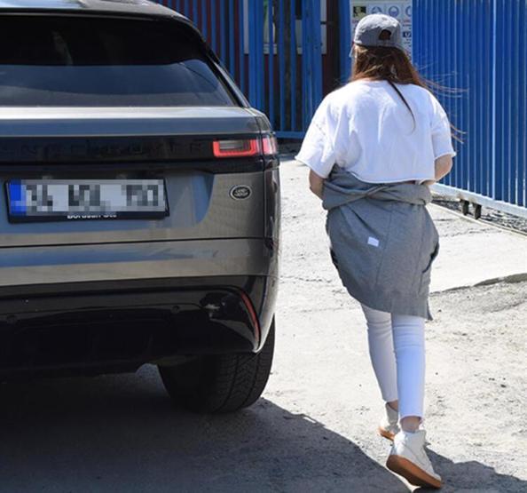 Elçin Sangu direksiyonu sevgilisine emanet etti