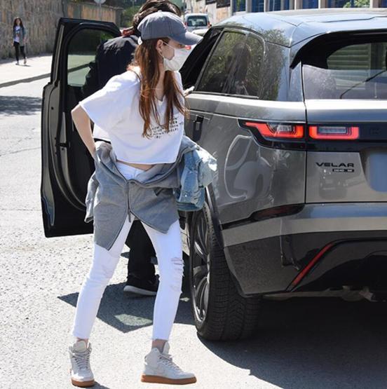 Elçin Sangu direksiyonu sevgilisine emanet etti