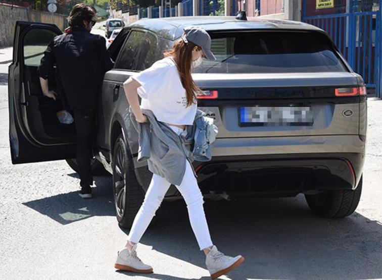 Elçin Sangu direksiyonu sevgilisine emanet etti