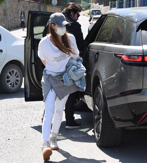 Elçin Sangu direksiyonu sevgilisine emanet etti