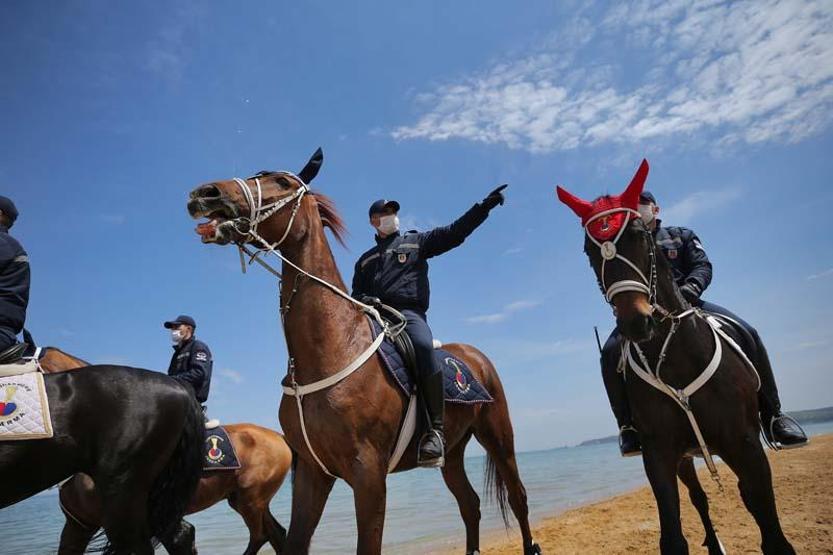 Atlı jandarma timleri İstanbuldaki sahilleri denetledi