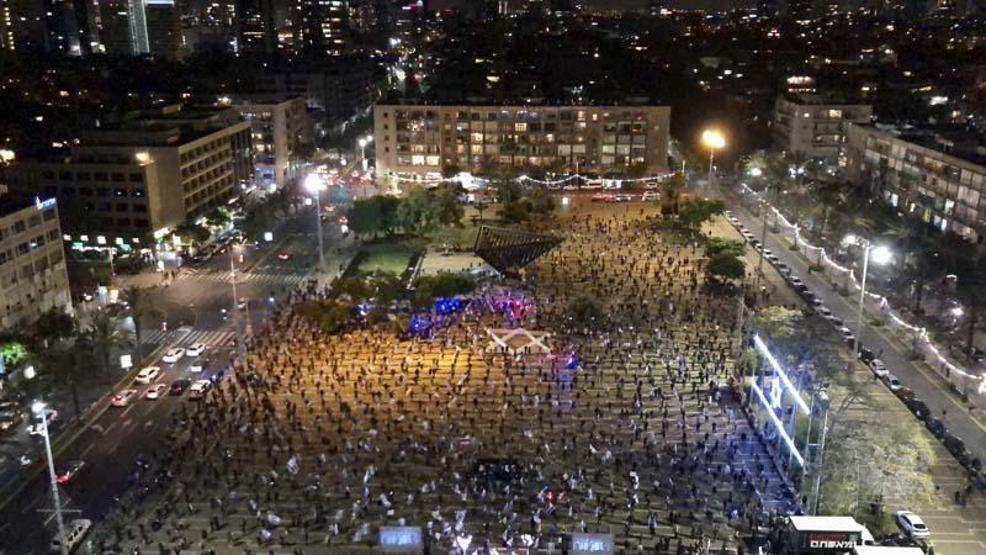 Tel Aviv’de sosyal mesafeli Netanyahu karşıtı gösteri