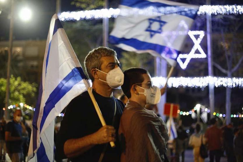Tel Aviv’de sosyal mesafeli Netanyahu karşıtı gösteri