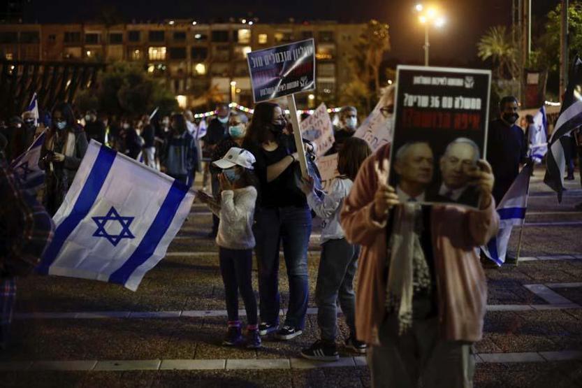 Tel Aviv’de sosyal mesafeli Netanyahu karşıtı gösteri