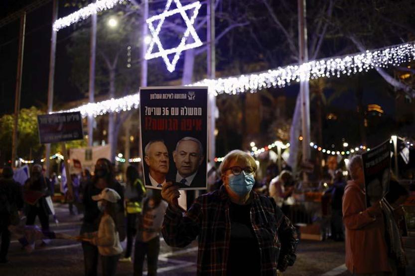 Tel Aviv’de sosyal mesafeli Netanyahu karşıtı gösteri